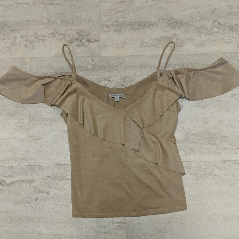Cold-shoulder crop tank